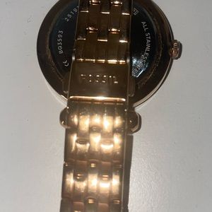 Fossil rose gold watch with design in middle very pretty i just don’t wear it!